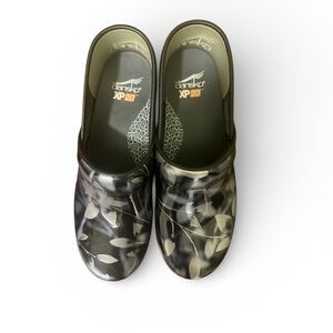 Dansko XP 2.0 Patent Clogs in Shadow Floral, Sz 38 REG$170